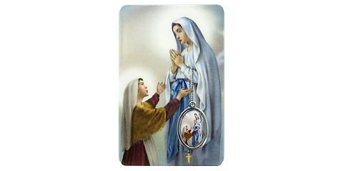 Card Madonna di Lourdes in PVC - 5,5 x 8,5 cm - inglese